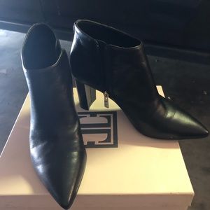 Ivanka trump black leather zip ankle booties 5.5m